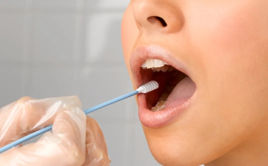 Tomando muestra para análisis de ADN