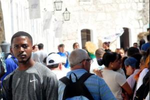 La Feria Internacional del Libro de La Habana (FILH) es una muestra del valor que el Estado cubano le confiere al libro y la lectura. Con la premisa martiana «Leer es crecer», y la temática que convoca en este año «Todo un país en libros», la FILH ratifica la importancia de la lectura en la construcción de una cultura integral. Fotos Jorge Luis Sánchez Rivera.