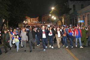 El presidente Díaz-Canel encabezó la marcha de las antorchas .