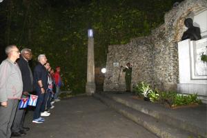 Hasta la Fragua Martiana llegó el presidente Díaz-Canel; y allí, donde una vez el joven Martí sufrió los horrores del presidio, donde siglos atrás estuvieron ubicadas las aborrecibles canteras, fue colocada una ofrenda floral, con rosas blancas, en nombre de la juventud cubana.
