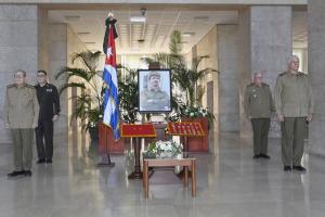 Raúl y Díaz-Canel rindieron, este martes, el primer homenaje al Comandante de la Revolución Ramiro Valdés Menéndez. Foto: Estudios Revolución