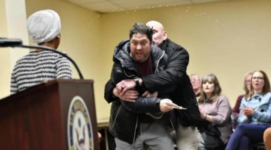 Un hombre roció con líquido a la congresista demócrata de origen somalí Ilhan Omar 