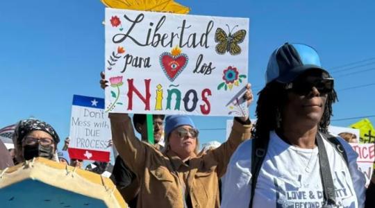 Protesta de familias migrantes en EEUU