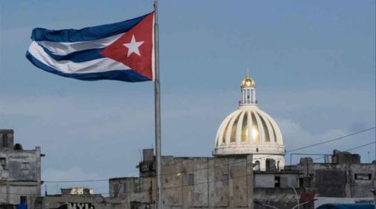 Bandera cubana junto al capitolio