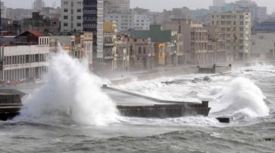 Los ciclones tropicales, llamados huracanes en el hemisferio occidental de la Tierra y tifones en el hemisferio oriental, toman sus inmensas energías del agua caliente evaporada de los océanos. 