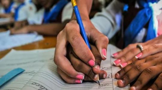 Educación, niño aprende a escribir