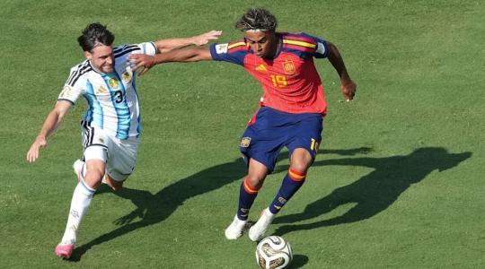 A la derecha el futbolista español Lamine Yamal