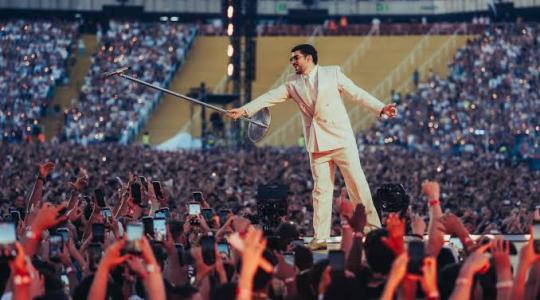 Un irreverente Bad Bunny conquista París