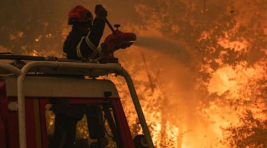 bomberos apagando incendio forestal en Europa