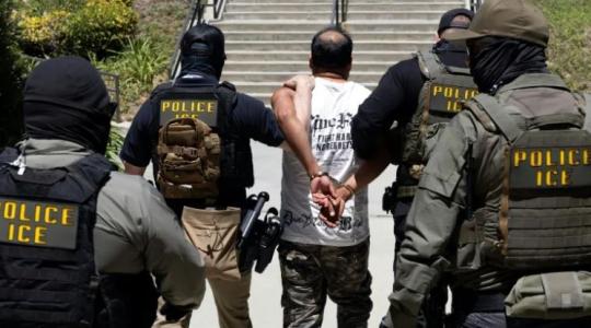 Agentes de ICE en una redada