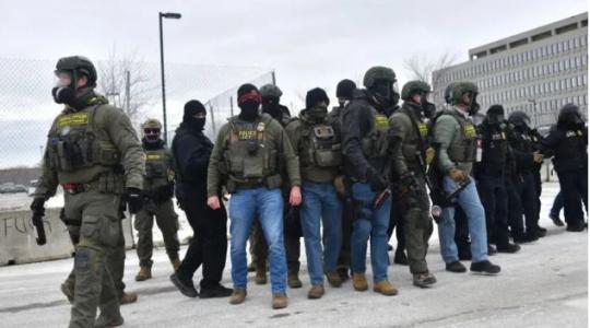 Agentes federales se enfrentan a manifestantes anti-ICE en Minneapolis