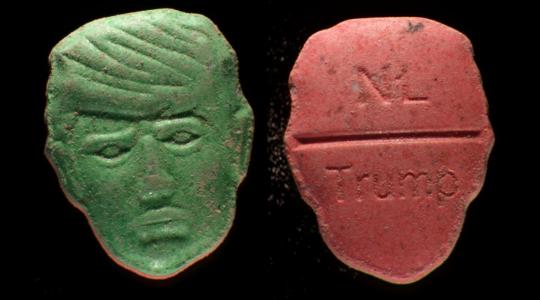 Pastillas de éxtasis con la cara de Trump