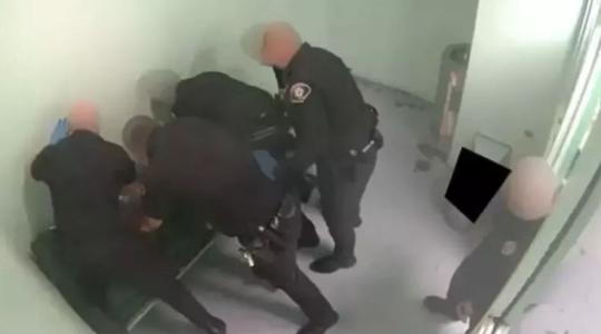 Policía golpea hasta la muerte a hombre bajo custodia