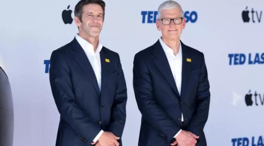 John Ternus (I) junto a Tim Cook, quien sumó 15 años al frente de Apple.