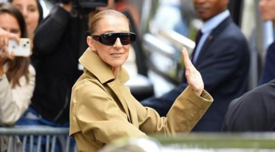 Céline Dion a su llegada al Hotel Le Royal Monceau de París el viernes 28 de agosto de 2026
