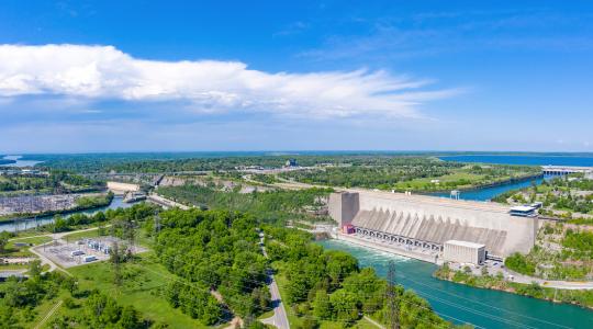Vista aérea del río Niágara y su sendero recreativo en Ontario, Canadá