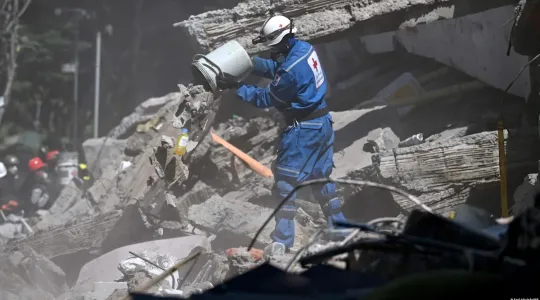Sube a 329 la cifra de muertos por terremoto en Colombia