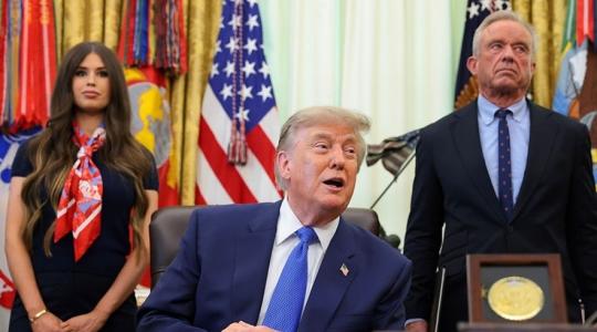 Donald Trump tras firmar orden ejecutiva en el Despacho Oval de la Casa Blanca
