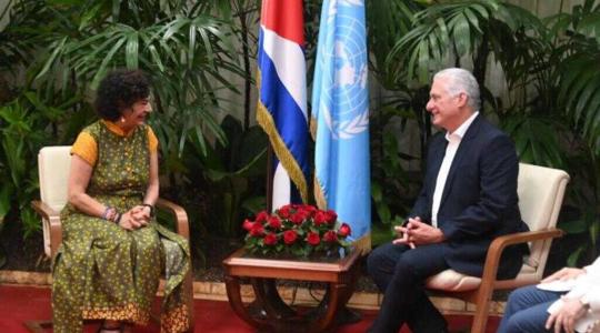 El presidente de Cuba, Miguel Díaz-Canel, y la subdirectora general de Prioridad África y Relaciones Exteriores de la Unesco, Lidia Arthur