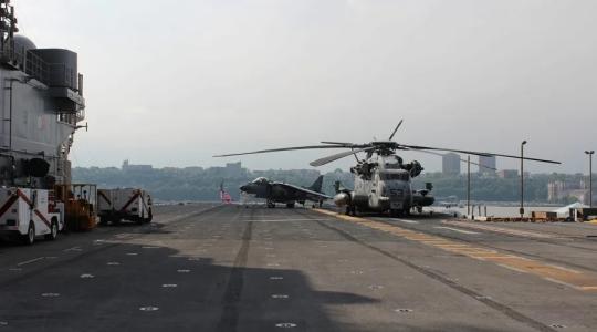 Helicóptero y avión de guerra