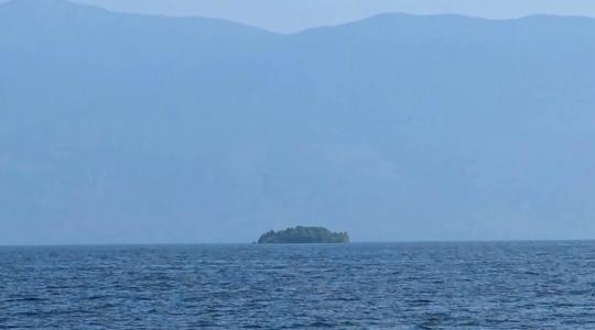 Isla en lago canadiense