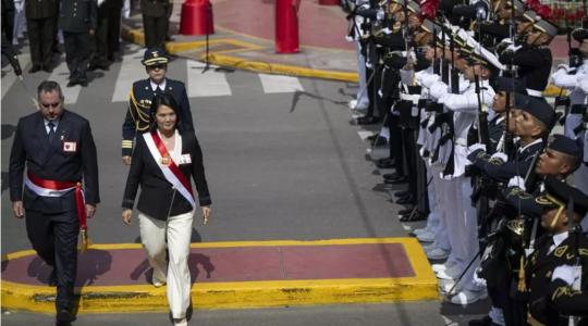 La presidenta de Peru Keiko Fujimori durante un desfile militar