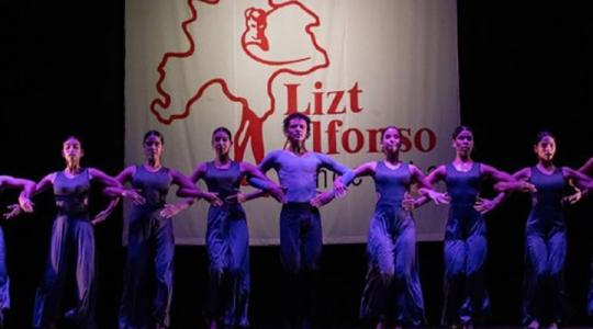 Integrantes de Lizt Alfonso Dance Cuba en escena
