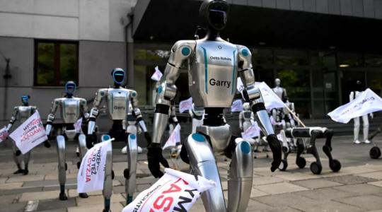 Robots protestan contra la IA en Polonia