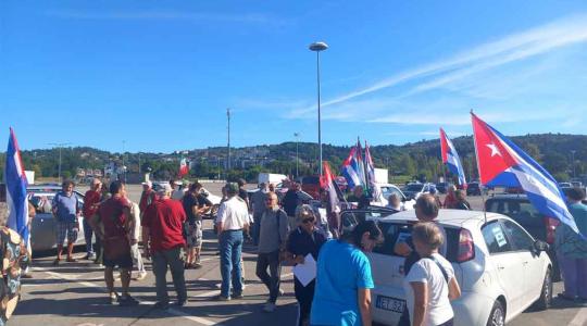 Caravana de solidaridad con Cuba recorre ciudad italiana de Perugia