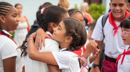 Pioneros cubanos reencontrándose en nuevo curso escolar