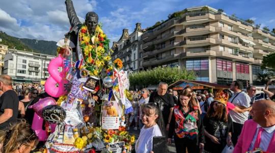 Estatua de Freddie Mercury en Montreux, Suiza, cubierta de flores por el 80 cumpleaños del cantante