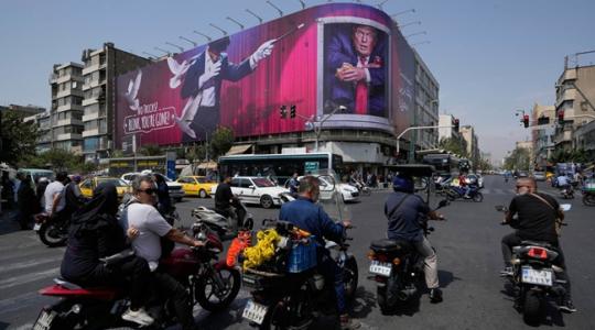  Valla publicitaria con Donald Trump y las palabras, "¡Sin trucos! Parpadea, te has ido", en el centro de Teherán.