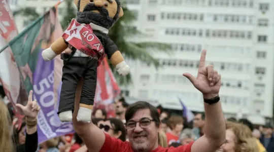 Miles se manifiestan a favor de la reelección de Lula a semanas de las presidenciales en Brasil