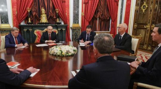 Vladímir Putin en Moscú con Steve Witkoff y Jared Kushner, enviados de Trump