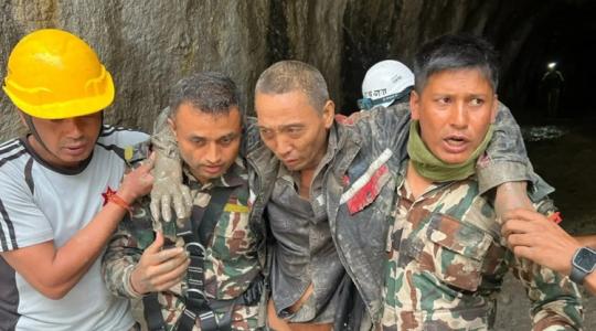 Ayer viernes, el portavoz del Ejército nepalí, Raja Ram Basnet, informó que dos trabajadores fueron rescatados con vida de un túnel del proyecto hidroeléctrico Trishuli 3A.