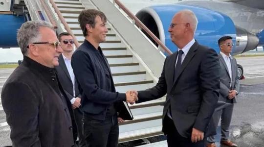 El portavoz del Kremlin, Dmitri Peskov junto a Steve Witkoff, Jared Kushner y Kiril Dmítriev en el aeropuerto internacional Vnúkovo de Moscú