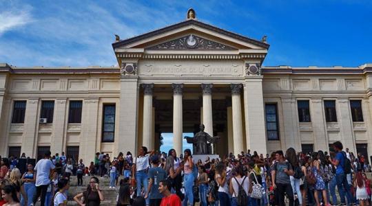 Estudiantes subiendo la escalinata de la Universidad de La Habana