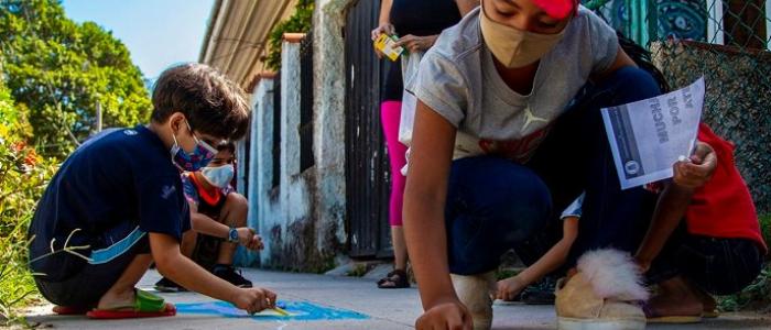 Niños dibujan