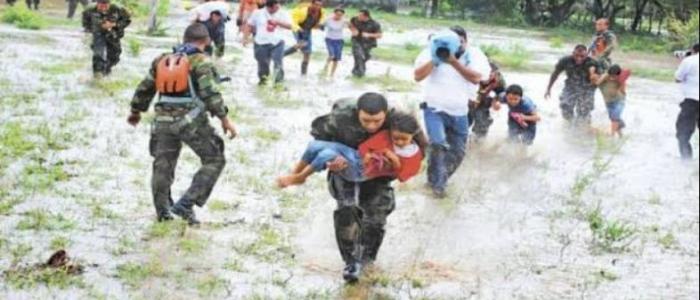 Miembros de la defensa civil cubana rescatan a pobladores