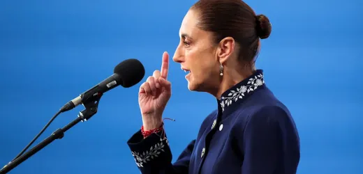 Claudia Sheinbaum en la cumbre de defensa de la democracia